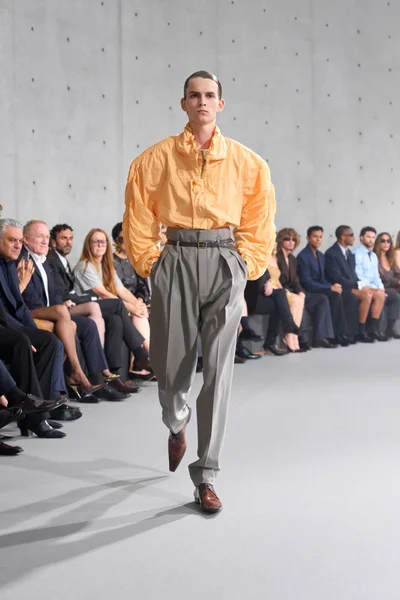 Look 16